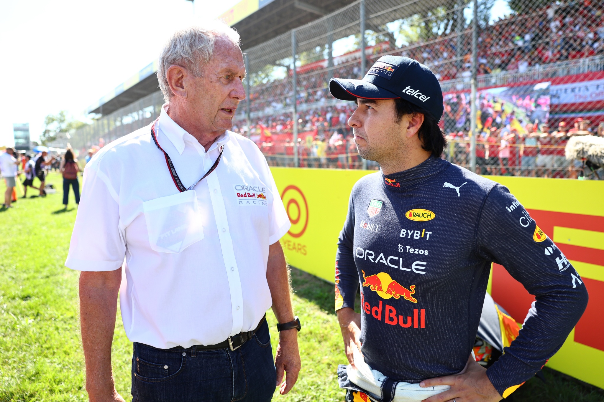 Dr Helmut Marko ( AUT) Konsultan Red Bull Motorsport dengan Sergio Perez (MEX) Red Bull Racing RB18. Formula 1 Dunia