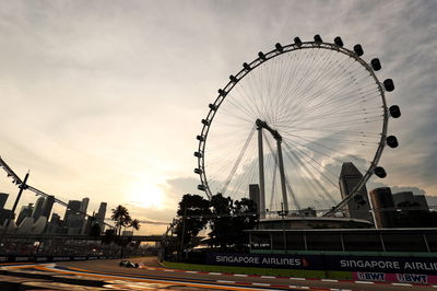 Lewis Hamilton (GBR) Mercedes AMG F1 W13. Formula 1 World Championship, Rd 17, Singapore Grand Prix, Marina Bay Street