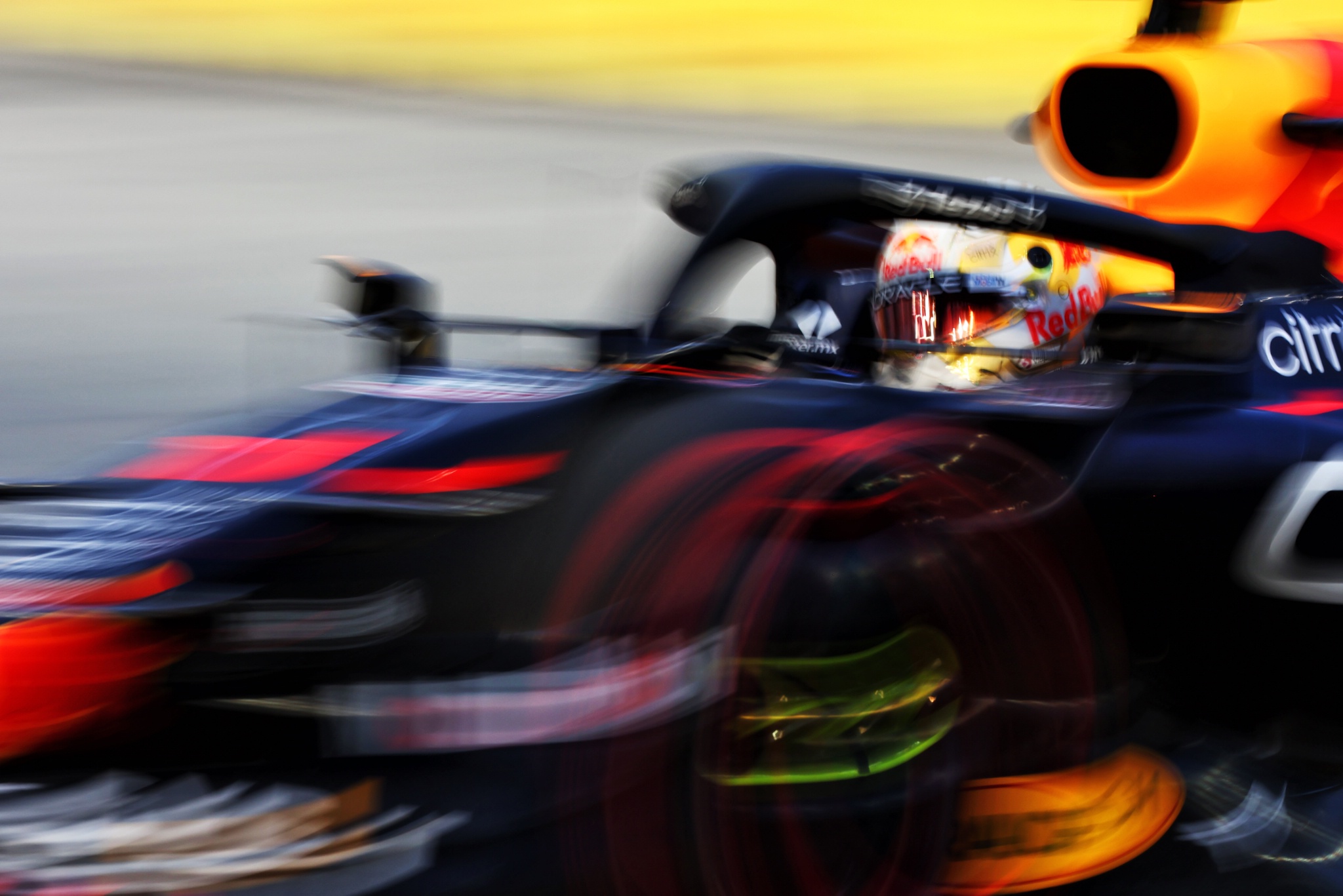 Max Verstappen (NLD) ) Red Bull Racing RB18. Kejuaraan Dunia Formula 1, Rd 17, Grand Prix Singapura, Jalan Marina Bay