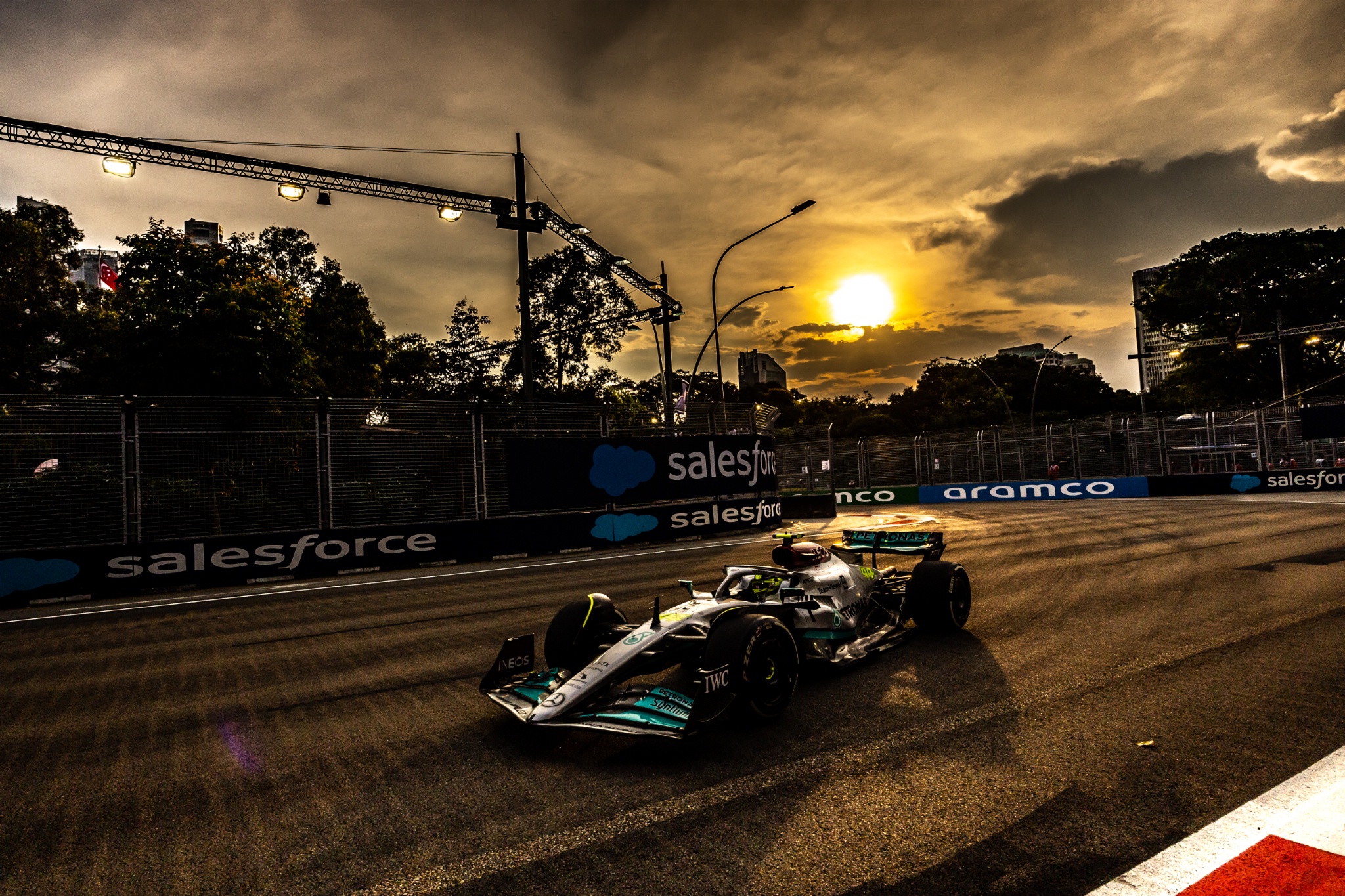 Lewis Hamilton (GBR) ) Mercedes AMG F1 W13. Kejuaraan Dunia Formula 1, Rd 17, Grand Prix Singapura, Jalan Marina Bay
