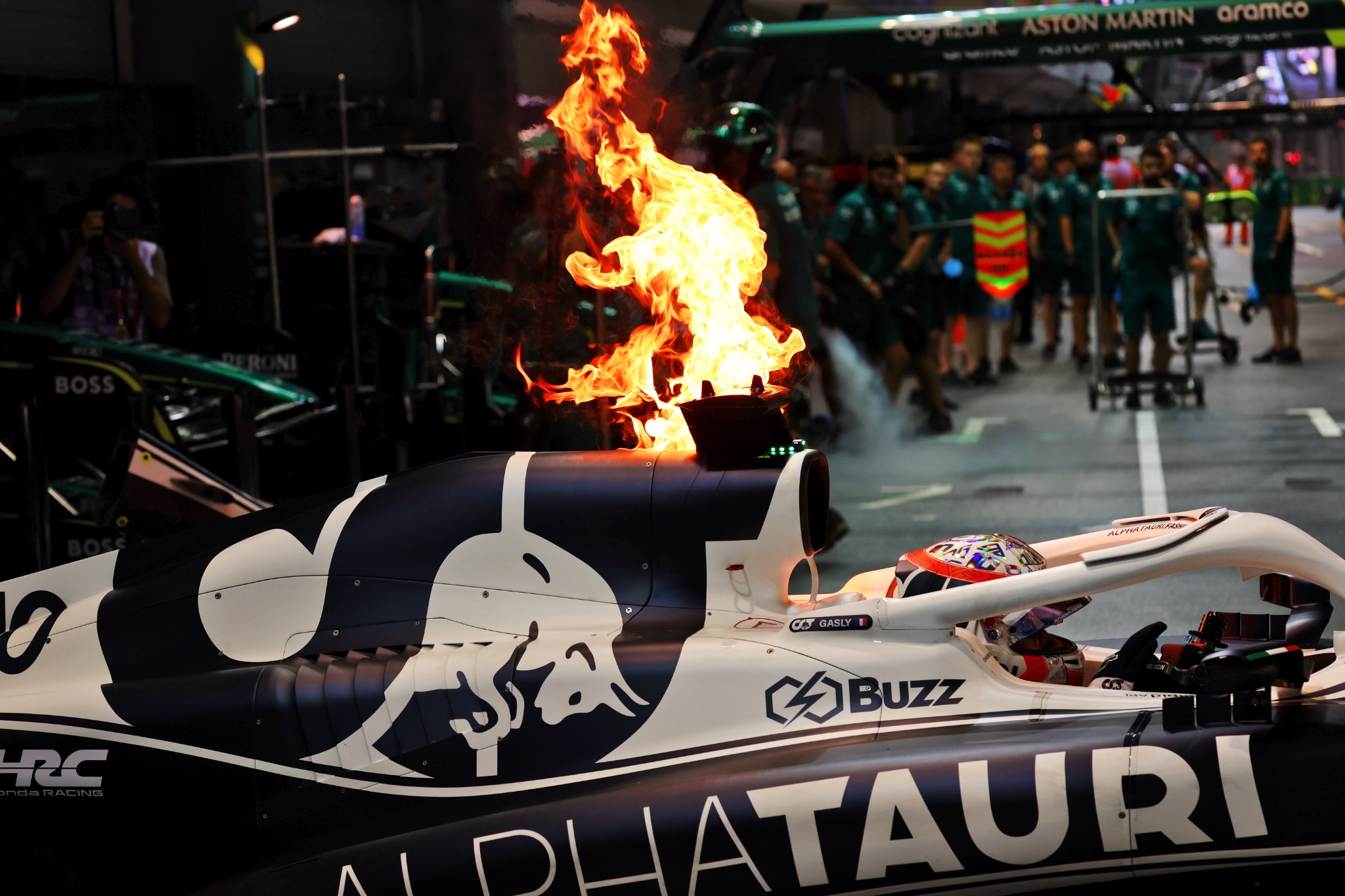 Pierre Gasly (FRA) ) AlphaTauri AT03 terbakar di sesi latihan kedua di pit. Kejuaraan Dunia Formula 1,