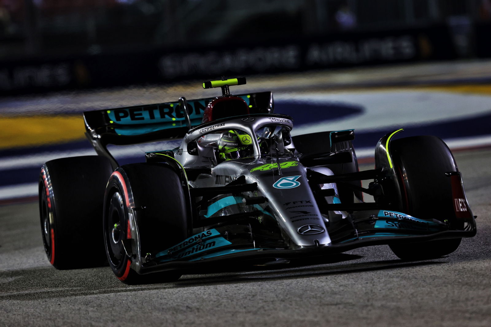Lewis Hamilton (GBR) Mercedes AMG F1 W13. Formula 1 World Championship, Rd 17, Singapore Grand Prix, Marina Bay Street