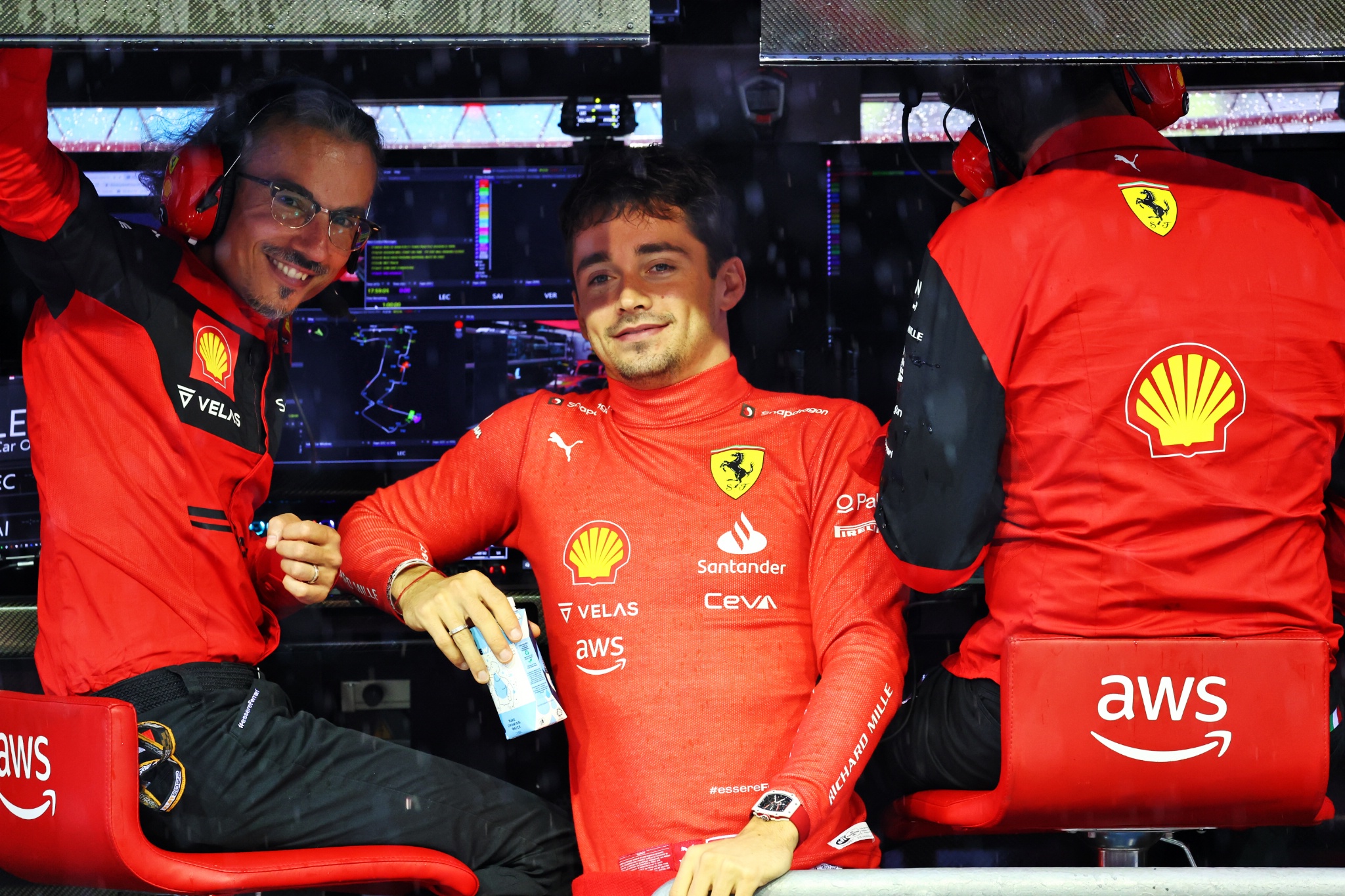 (L ke R ): Direktur Olahraga Ferrari Laurent Mekies (FRA) dengan Charles Leclerc (MON) Ferrari dan Mattia Binotto (ITA) Ferrari