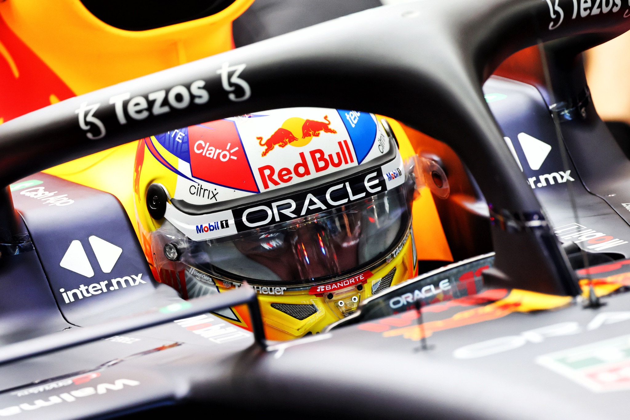Max Verstappen (NLD) ) Red Bull Racing RB18. Kejuaraan Dunia Formula 1, Rd 17, Grand Prix Singapura, Jalan Marina Bay
