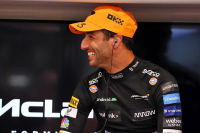 Daniel Ricciardo (AUS) ) McLaren. Kejuaraan Dunia Formula 1, Rd 17, Grand Prix Singapura, Sirkuit Jalan Marina Bay,