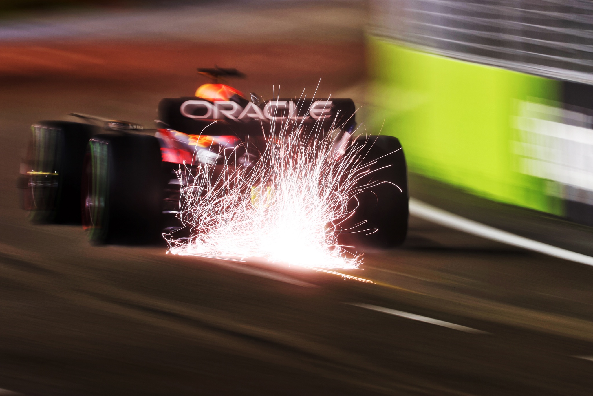Max Verstappen (NLD) ) Red Bull Racing RB18 mengirimkan percikan api. Kejuaraan Dunia Formula 1, Rd 17, Grand Prix Singapura,