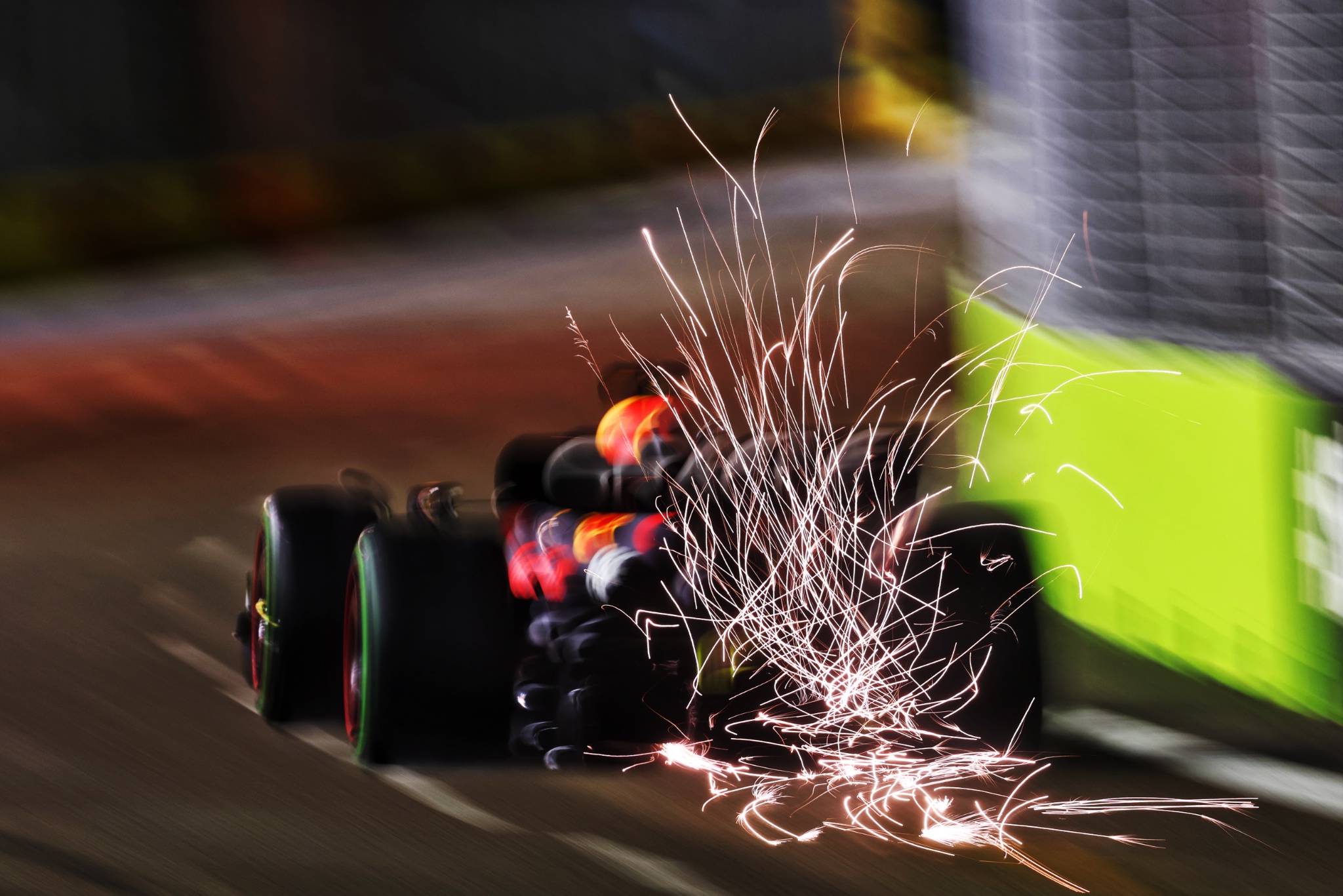 Max Verstappen (NLD) Red Bull Racing RB18 sends sparks flying. Formula 1 World Championship, Rd 17, Singapore Grand Prix,