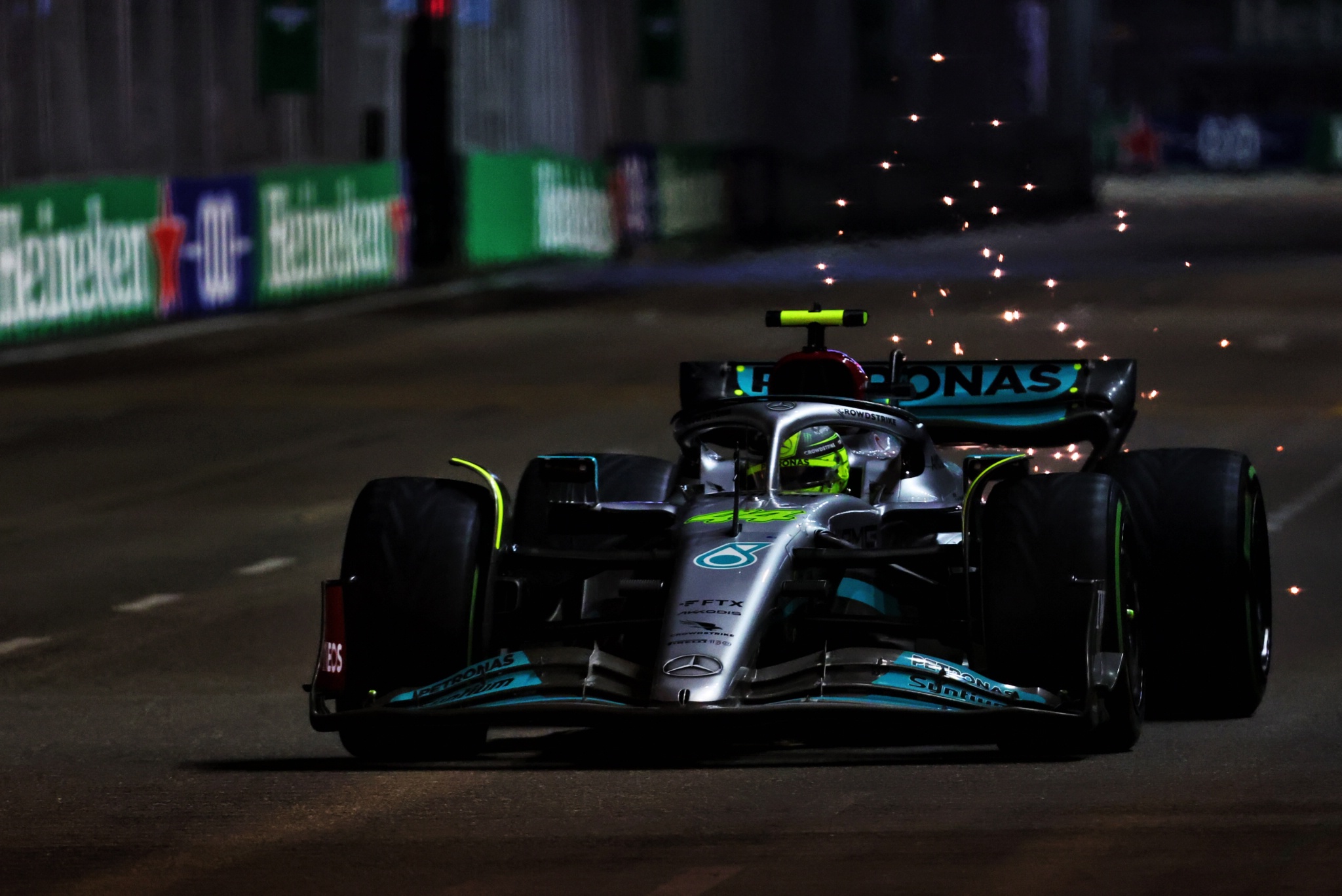 Lewis Hamilton (GBR) ) Mercedes AMG F1 W13 mengirimkan percikan api. Kejuaraan Dunia Formula 1, Rd 17, Grand Prix Singapura,