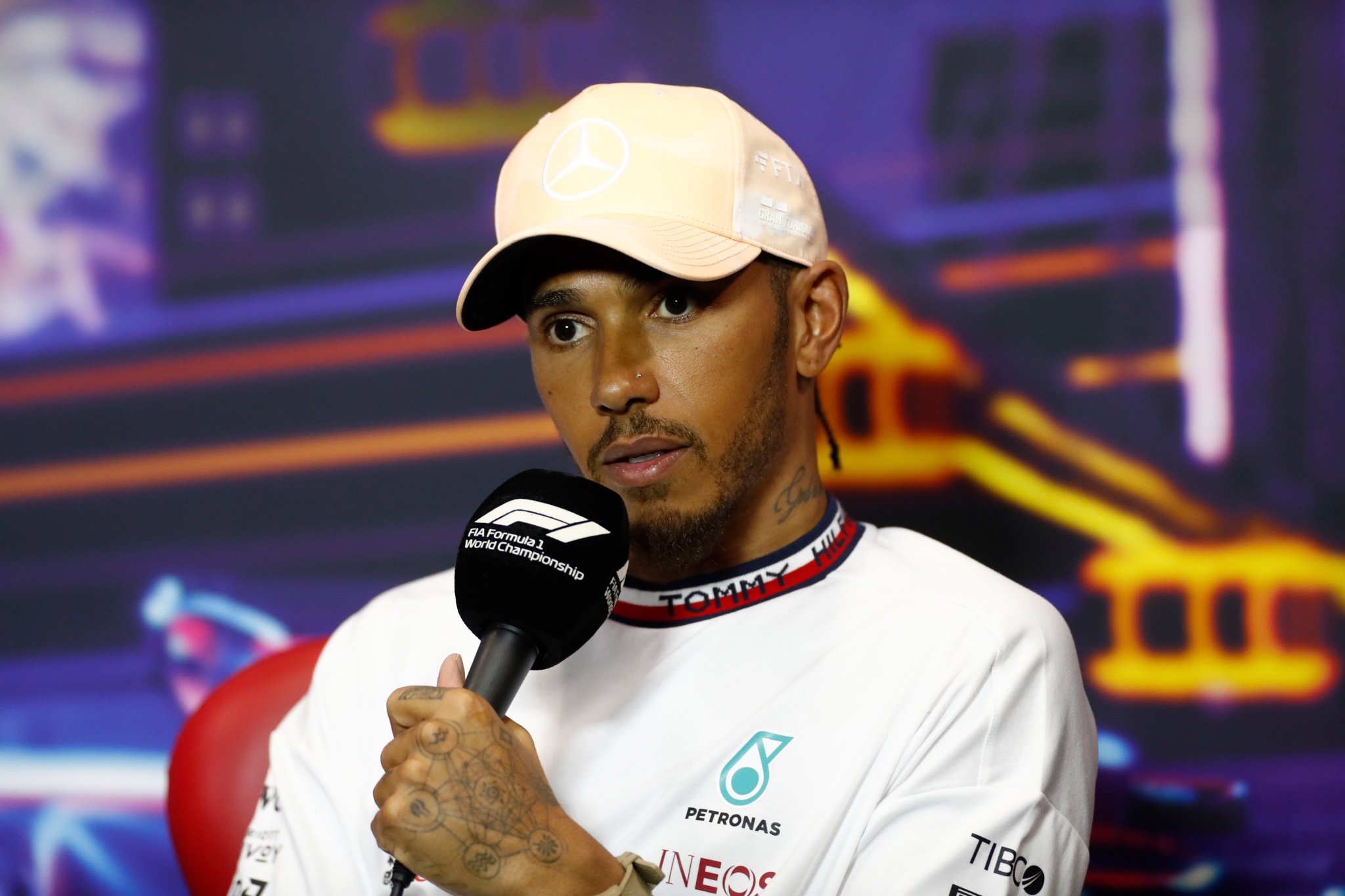 Lewis Hamilton (GBR) ) Mercedes AMG F1 di konferensi pers pasca kualifikasi FIA. Kejuaraan Dunia Formula 1, Rd 17,