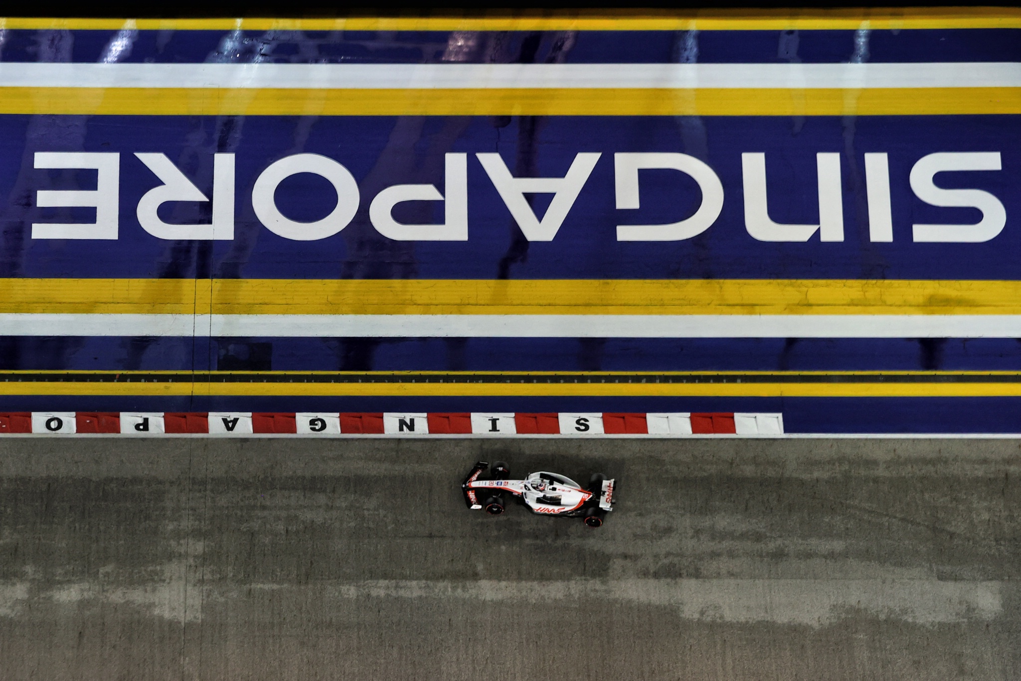 Kevin Magnussen (DEN) Haas VF-22. Kejuaraan Dunia Formula 1, Rd 17, Grand Prix Singapura, Jalan Marina Bay Circuit,