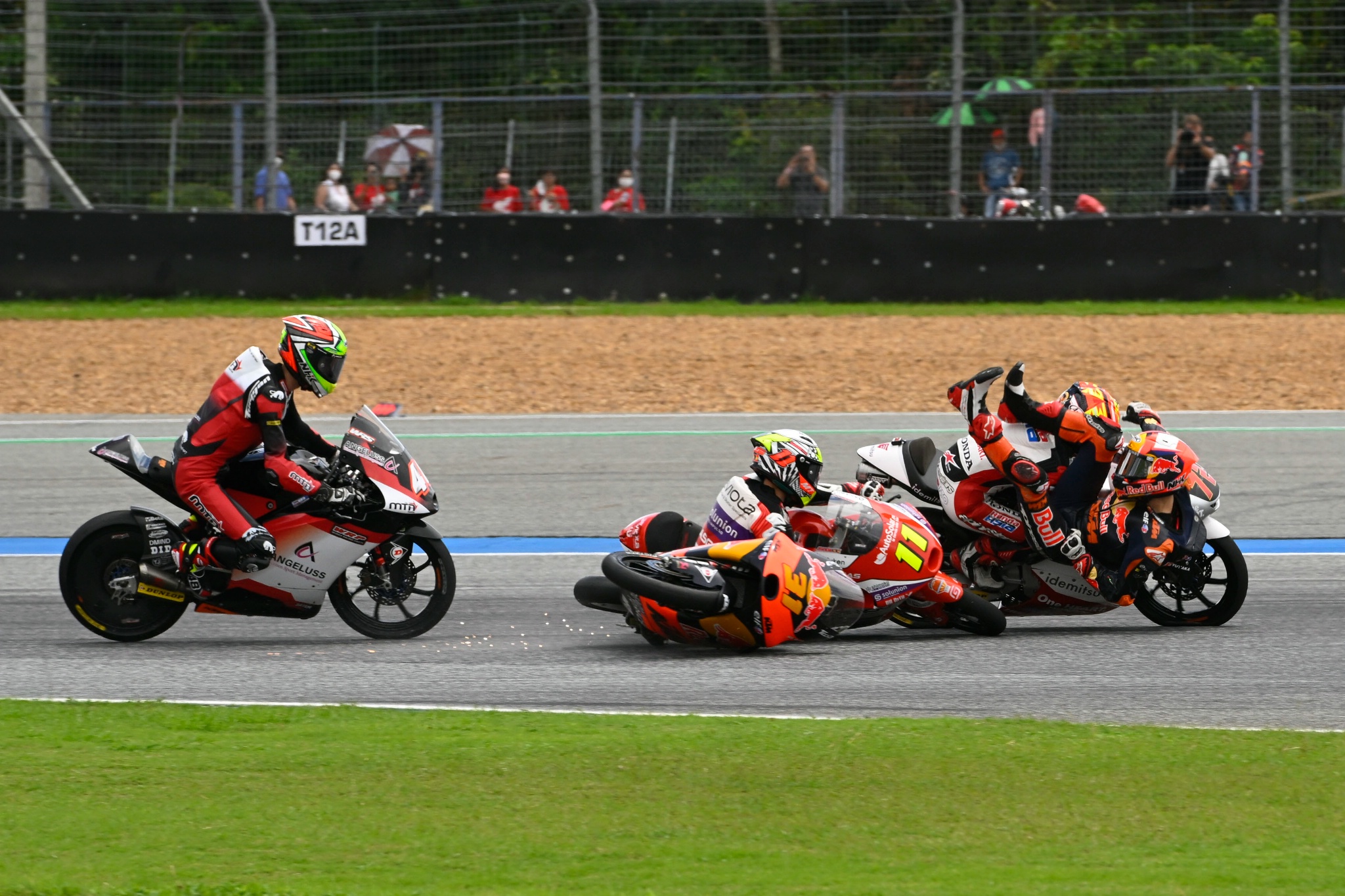 Adrian Fernandez, Sergio Garcia crash, Moto3 race, Thailand MotoGP, 2 October