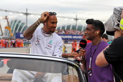 Lewis Hamilton (GBR) Mercedes AMG F1 with Lawrence Barretto (GBR) Formula 1 Senior Writer Editor on the drivers parade.