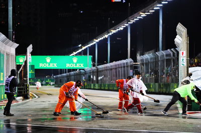 Circuit atmosphere - marshals sweep the circuit of rain water. Formula 1 World Championship, Rd 17, Singapore Grand Prix,