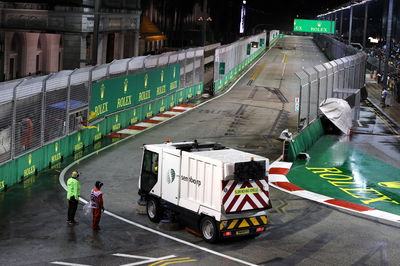 Circuit atmosphere - marshals sweep the circuit of rain water. Formula 1 World Championship, Rd 17, Singapore Grand Prix,