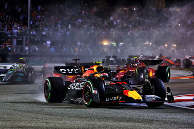 Sergio Perez (MEX) Red Bull Racing RB18 leads at the start of the race. Formula 1 World Championship, Rd 17, Singapore