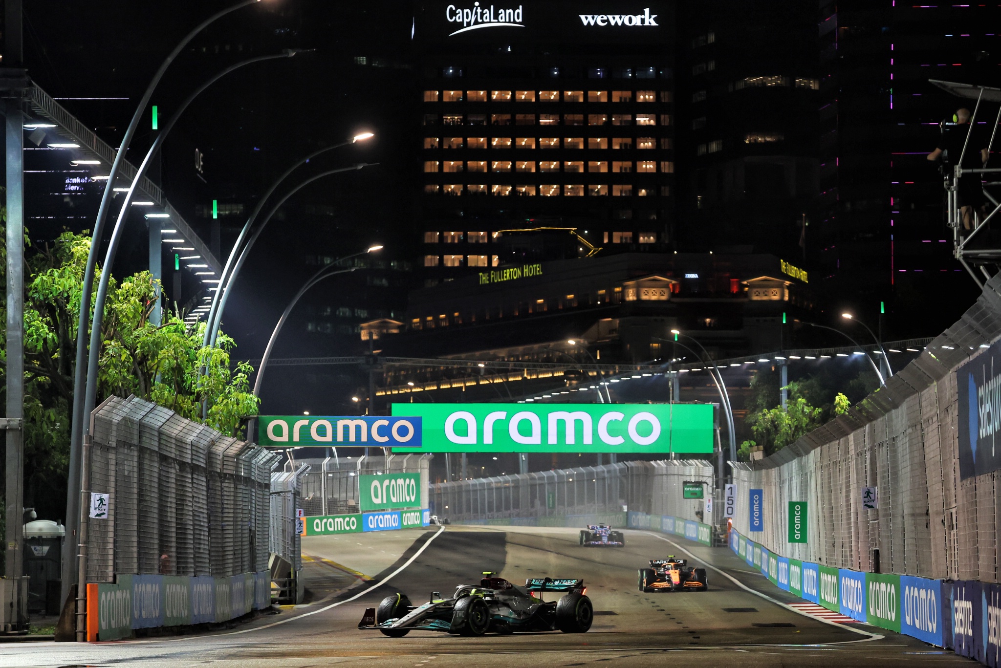 Lewis Hamilton (GBR) Mercedes AMG F1 W13. Formula 1 World Championship, Rd 17, Singapore Grand Prix, Marina Bay Street