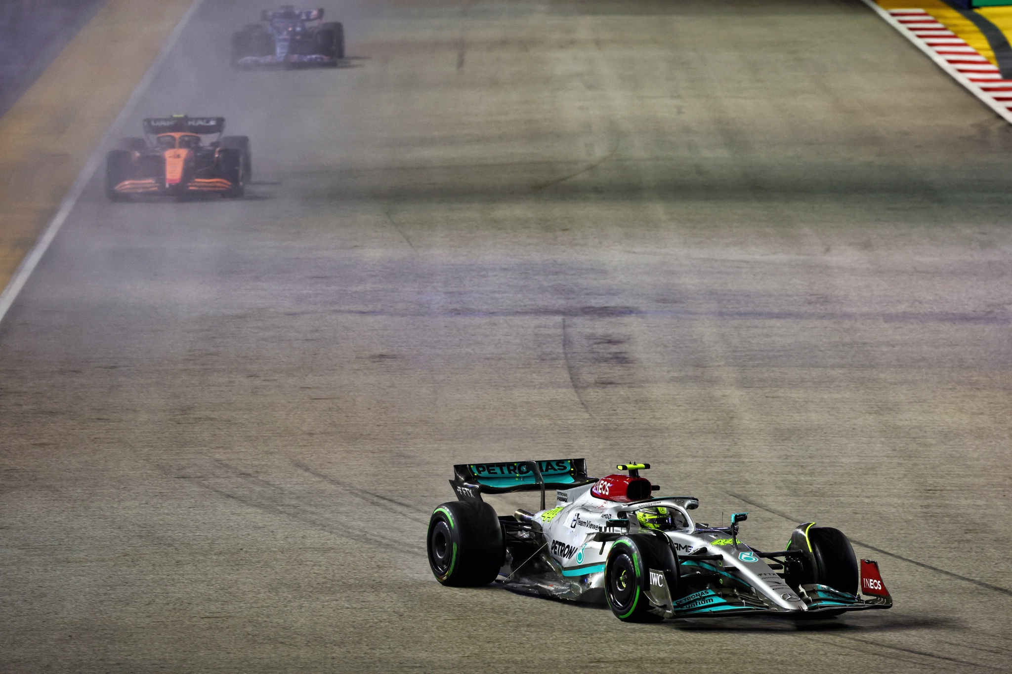 Lewis Hamilton (GBR) Mercedes AMG F1 W13. Formula 1 World Championship, Rd 17, Singapore Grand Prix, Marina Bay Street