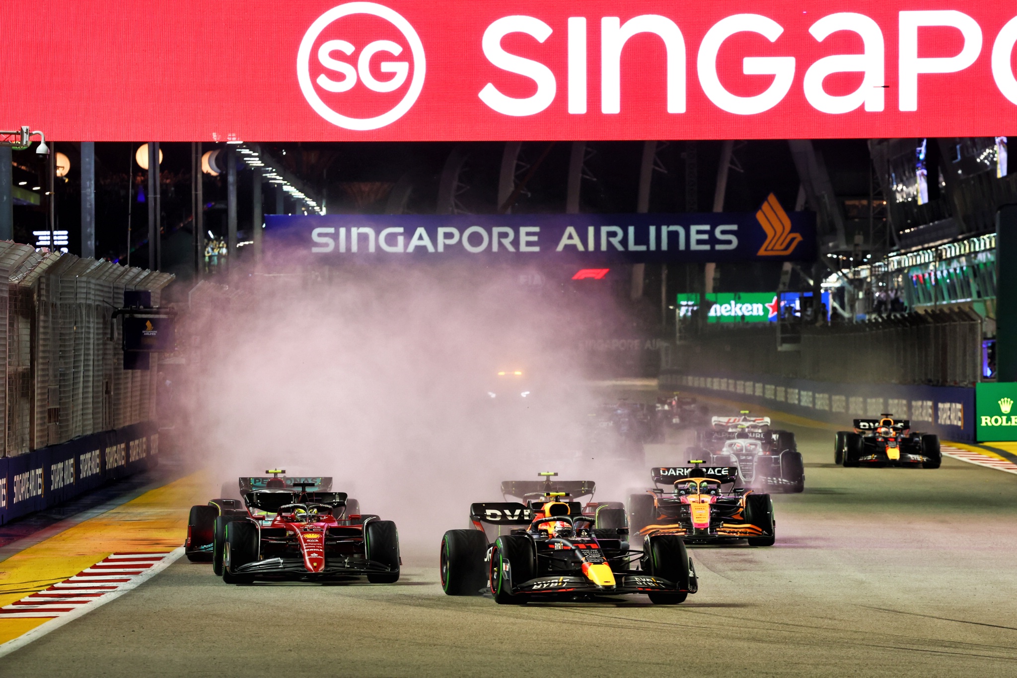 Sergio Perez (MEX) Red Bull Racing RB18 leads at the start of the race. Formula 1 World Championship, Rd 17, Singapore