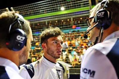 Pierre Gasly (FRA) ) AlphaTauri di grid. Kejuaraan Dunia Formula 1, Rd 17, Grand Prix Singapura, Jalan Marina Bay