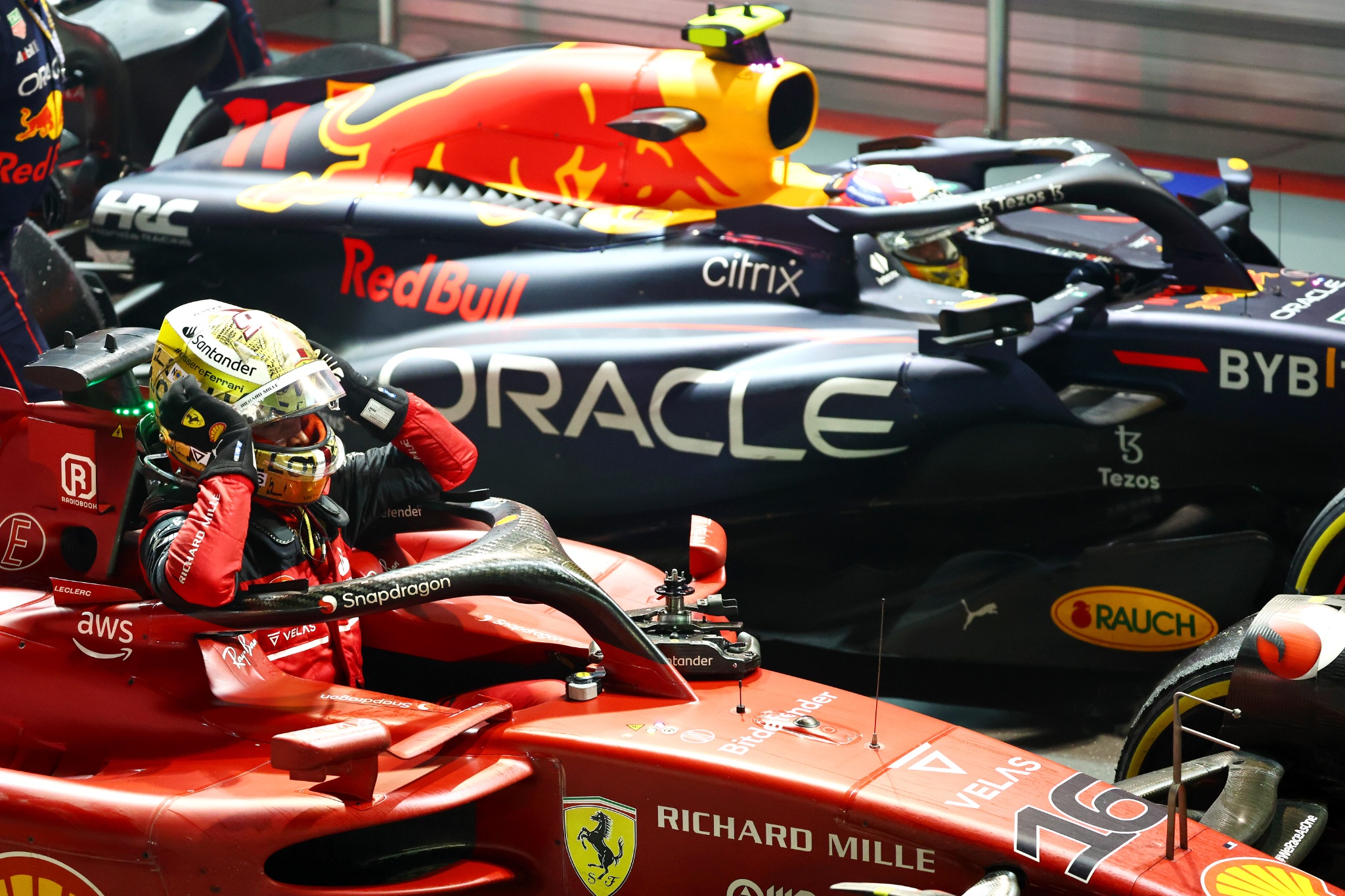Tempat kedua Charles Leclerc (MON) Ferrari F1-75 dengan juara 1 Sergio Perez (MEX) Red Bull Racing RB18. Formula 1 Dunia
