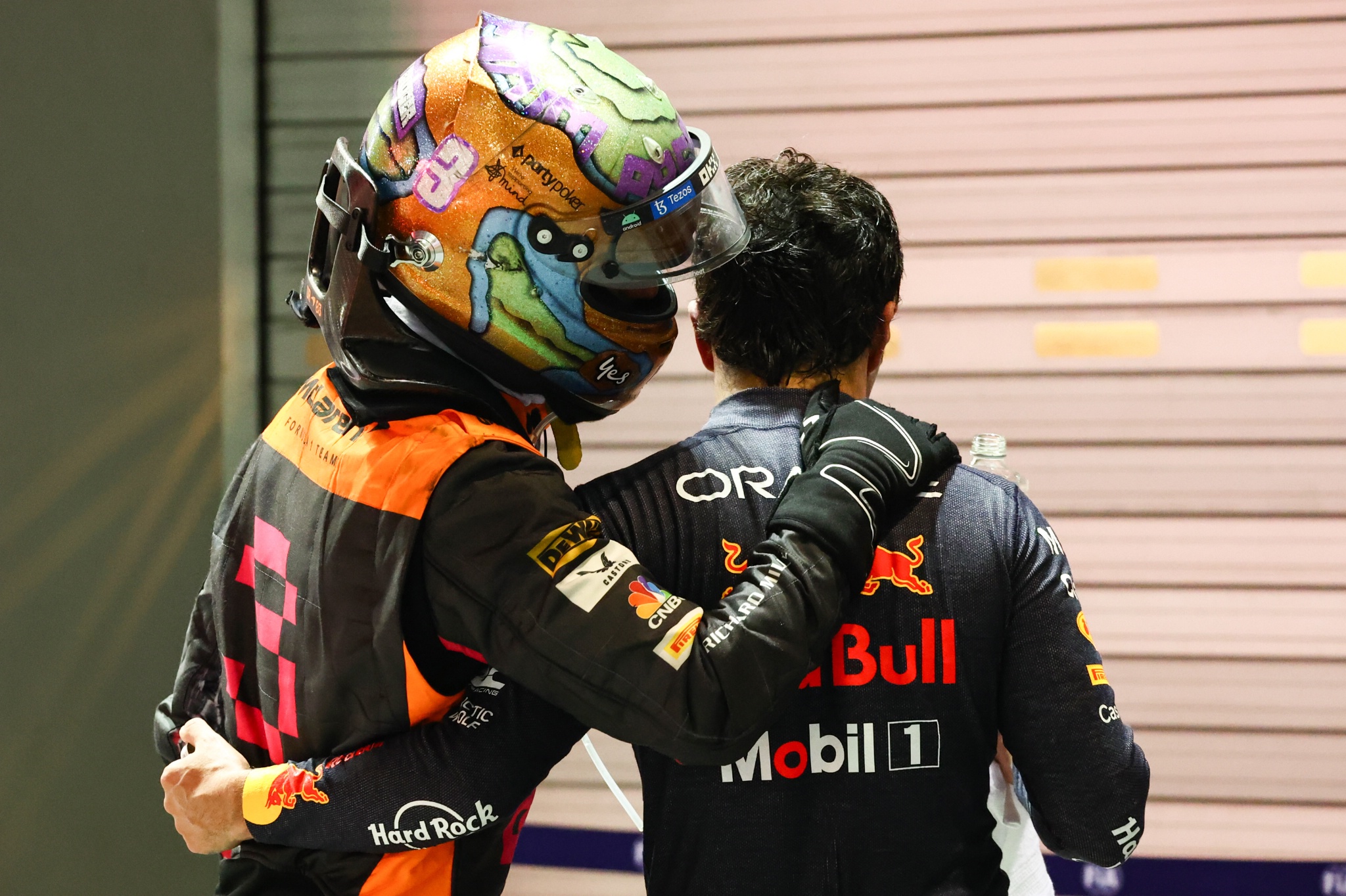 Sergio Perez (MEX ), Red Bull Racing dan Daniel Ricciardo (AUS), Kejuaraan Dunia Formula 1 Tim F1 McLaren, Rd 17,