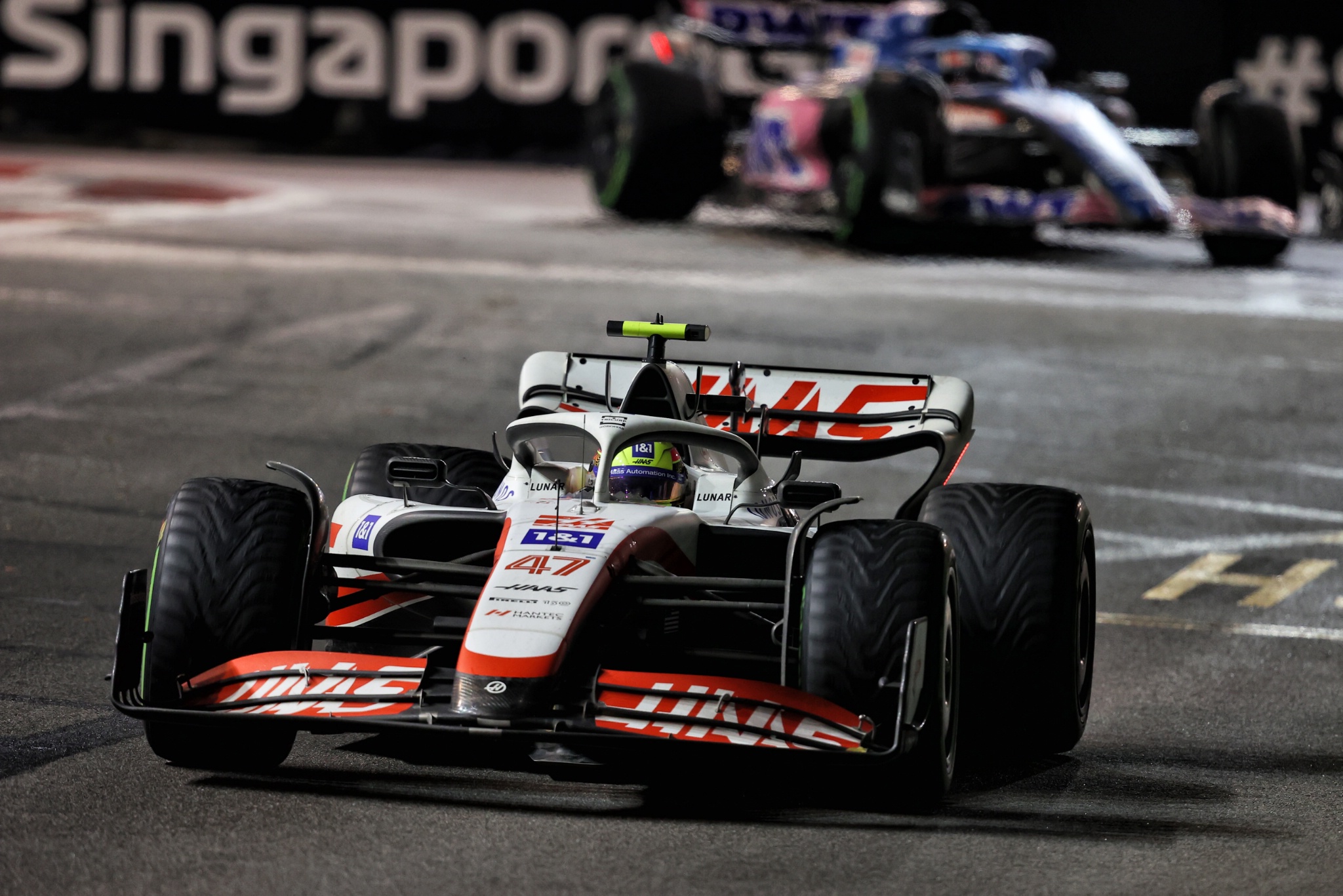 Mick Schumacher (GER) ) Haas VF-22. Kejuaraan Dunia Formula 1, Rd 17, Grand Prix Singapura, Sirkuit Jalan Marina Bay,