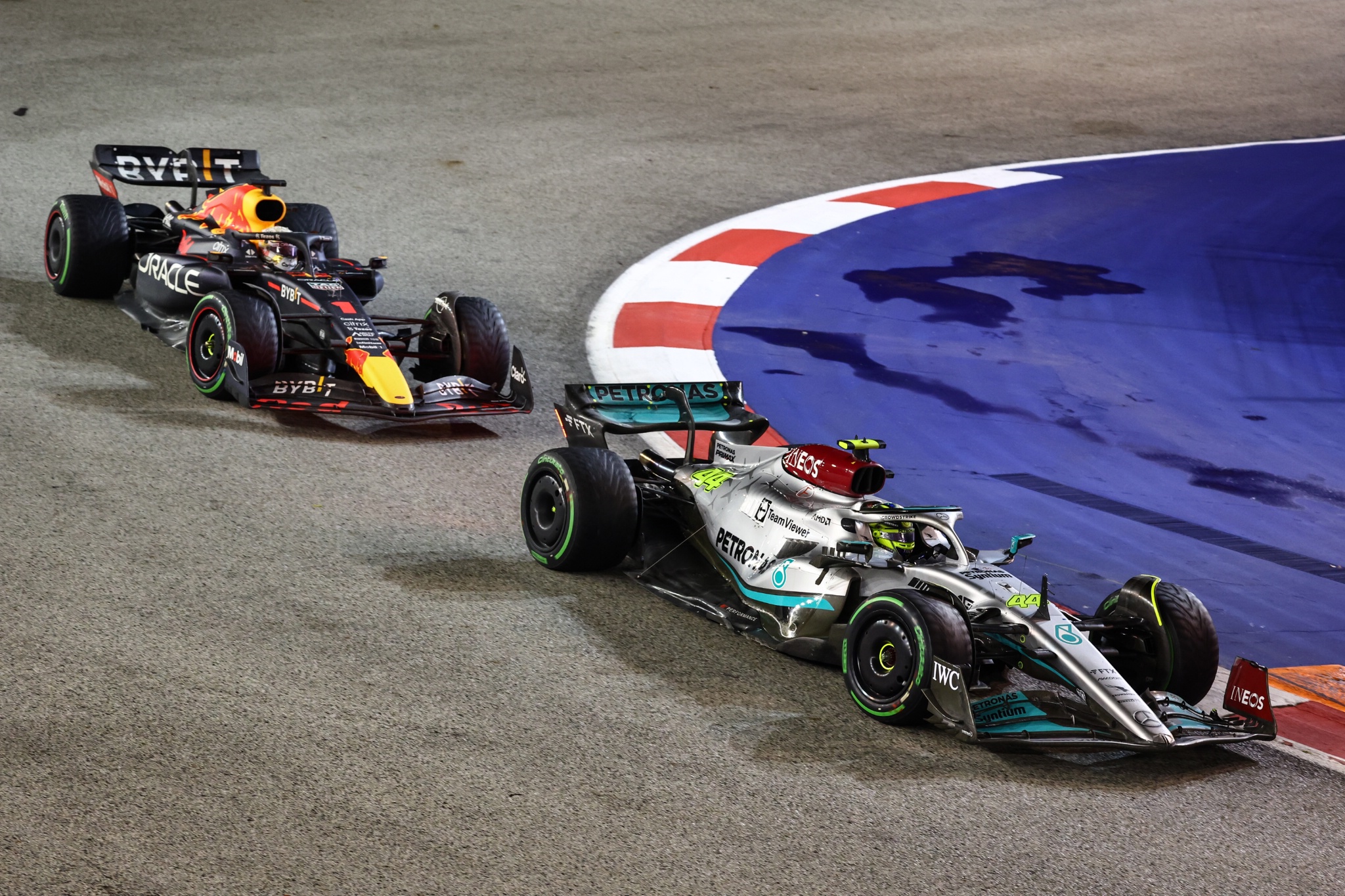 Lewis Hamilton (GBR) ), Mercedes AMG F1 dan Max Verstappen (NLD), Kejuaraan Dunia Formula 1 Balap Red Bull, Rd 17,
