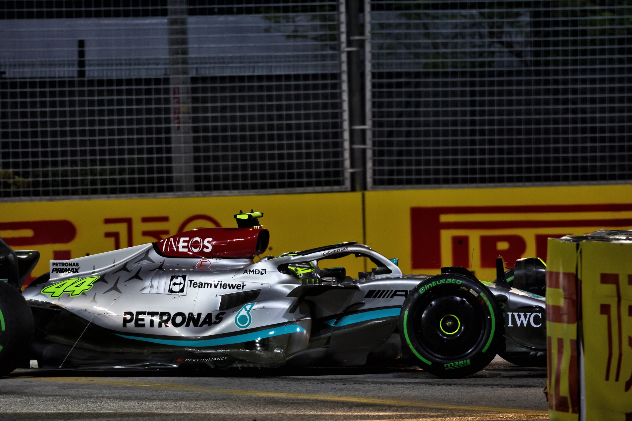 Lewis Hamilton (GBR) ) Mercedes AMG F1 W13 menabrak pembatas ban. Kejuaraan Dunia Formula 1, Rd 17, Grand Prix Singapura,