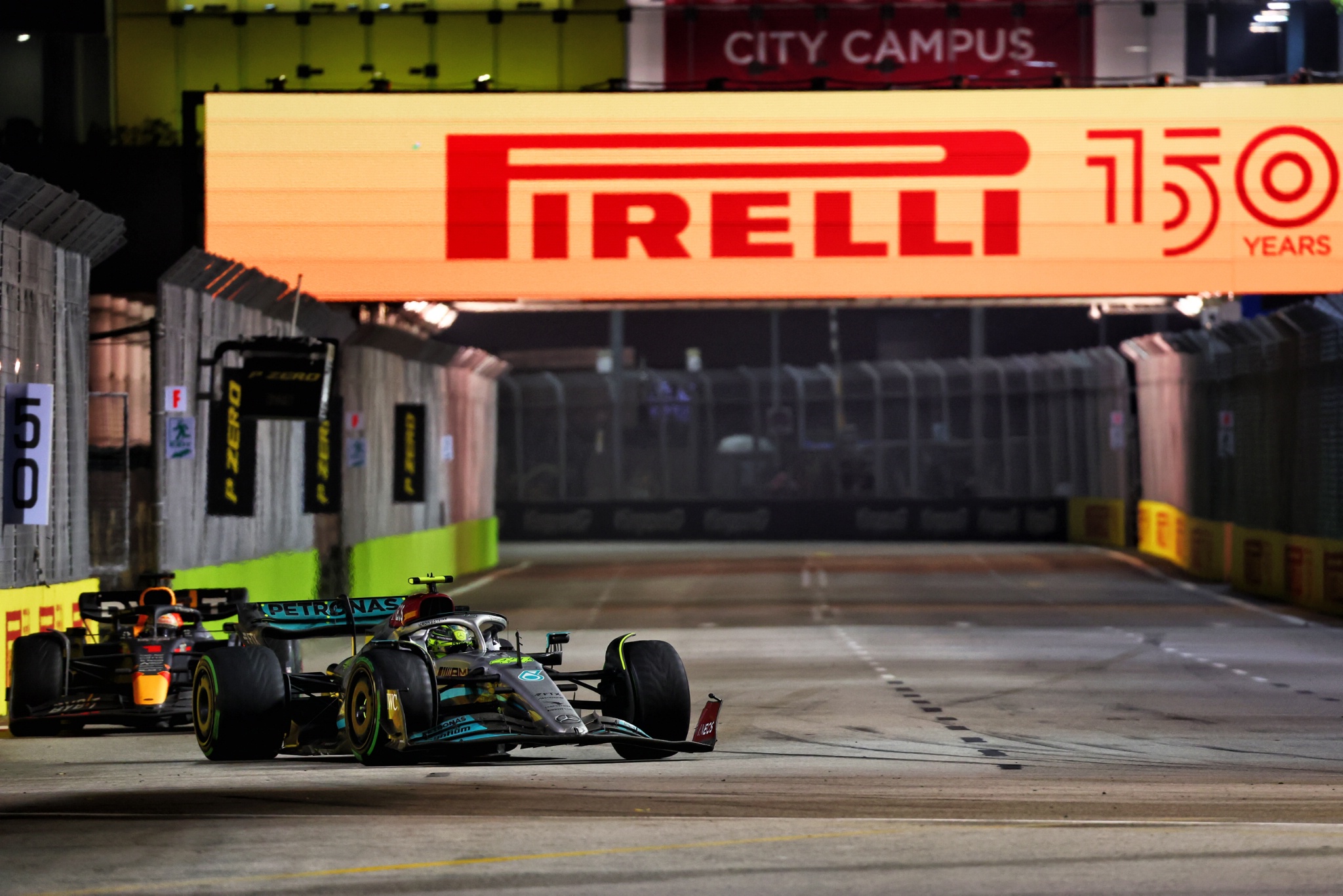 Lewis Hamilton (GBR) ) Mercedes AMG F1 W13. Kejuaraan Dunia Formula 1, Rd 17, Grand Prix Singapura, Jalan Marina Bay