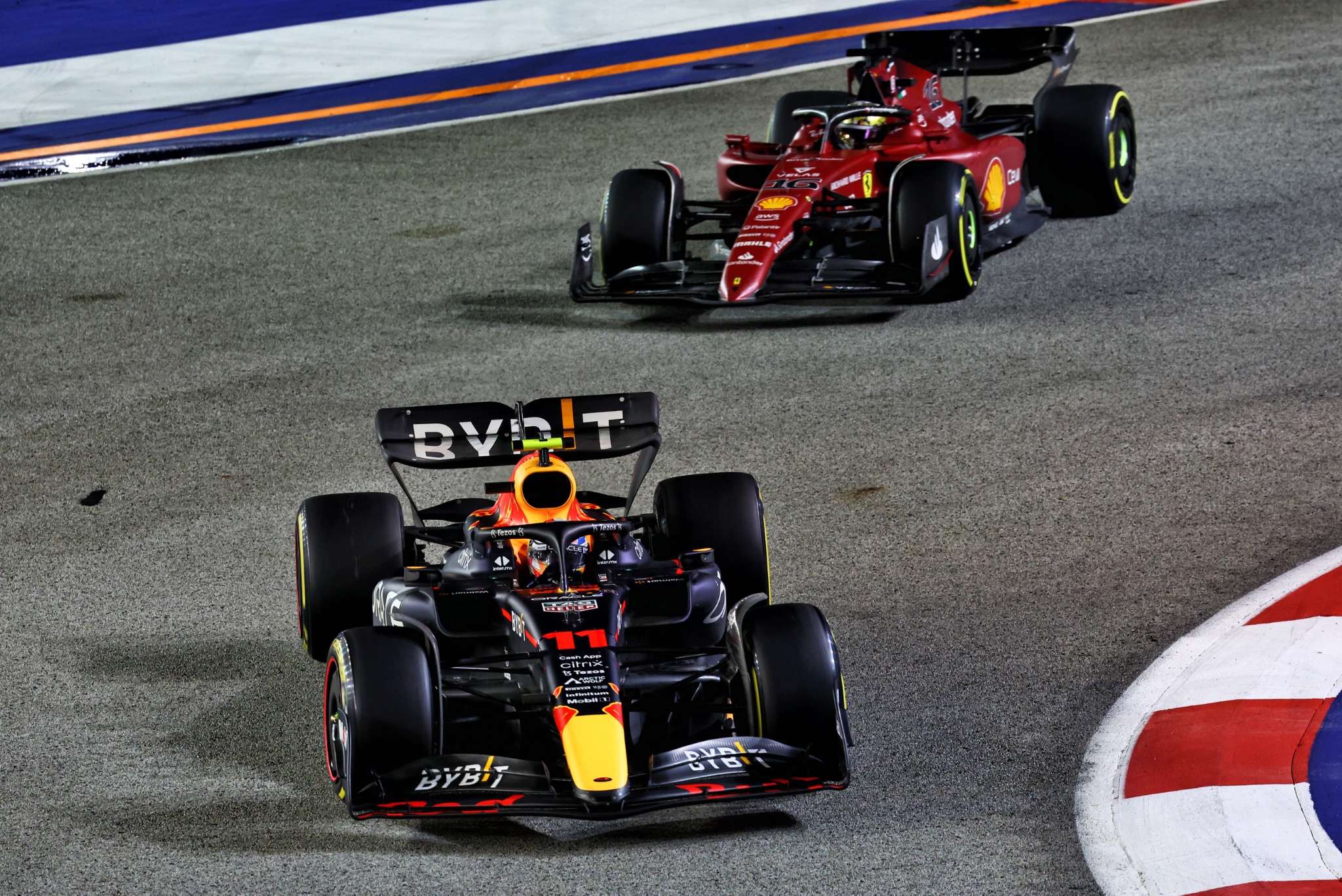 Sergio Perez (MEX) Red Bull Racing RB18. Formula 1 World Championship, Rd 17, Singapore Grand Prix, Marina Bay Street