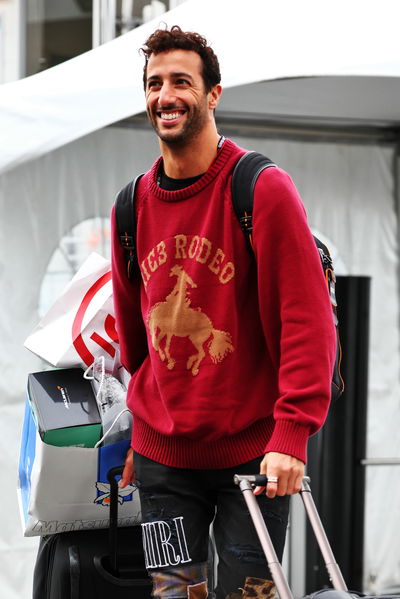 Daniel Ricciardo (AUS) ) McLaren. Kejuaraan Dunia Formula 1, Rd 18, Grand Prix Jepang, Suzuka, Jepang, Persiapan