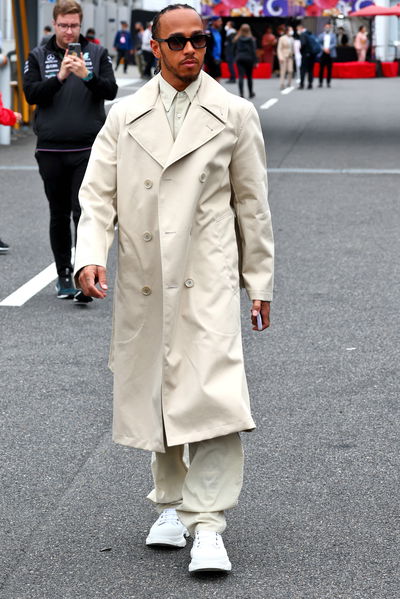 Lewis Hamilton (GBR) ) Mercedes AMG F1. Kejuaraan Dunia Formula 1, Rd 18, Grand Prix Jepang, Suzuka, Jepang, Race Day.