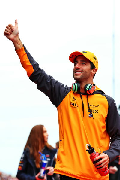 Daniel Ricciardo (AUS) ) McLaren di parade pembalap. Kejuaraan Dunia Formula 1, Rd 18, Grand Prix Jepang, Suzuka,