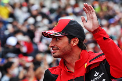 Carlos Sainz Jr ( ESP) Ferrari di parade pembalap. Kejuaraan Dunia Formula 1, Rd 18, Grand Prix Jepang, Suzuka,