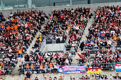 Circuit atmosphere - fans in the grandstand. Formula 1 World Championship, Rd 18, Japanese Grand Prix, Suzuka, Japan, Race