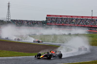 Max Verstappen (NLD) Red Bull Racing RB18 leads at the start of the race. Formula 1 World Championship, Rd 18, Japanese