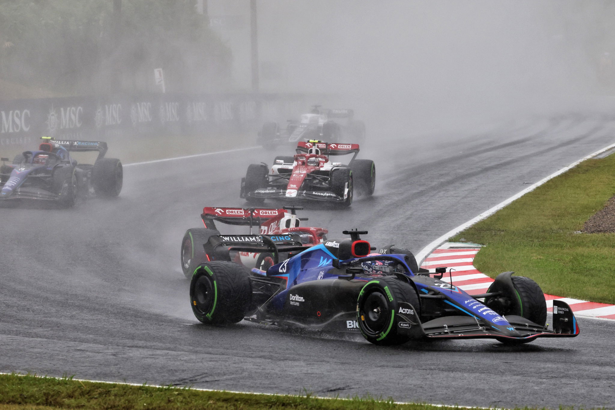 Alexander Albon (THA) Williams Racing FW44 at the start of the race. Formula 1 World Championship, Rd 18, Japanese Grand