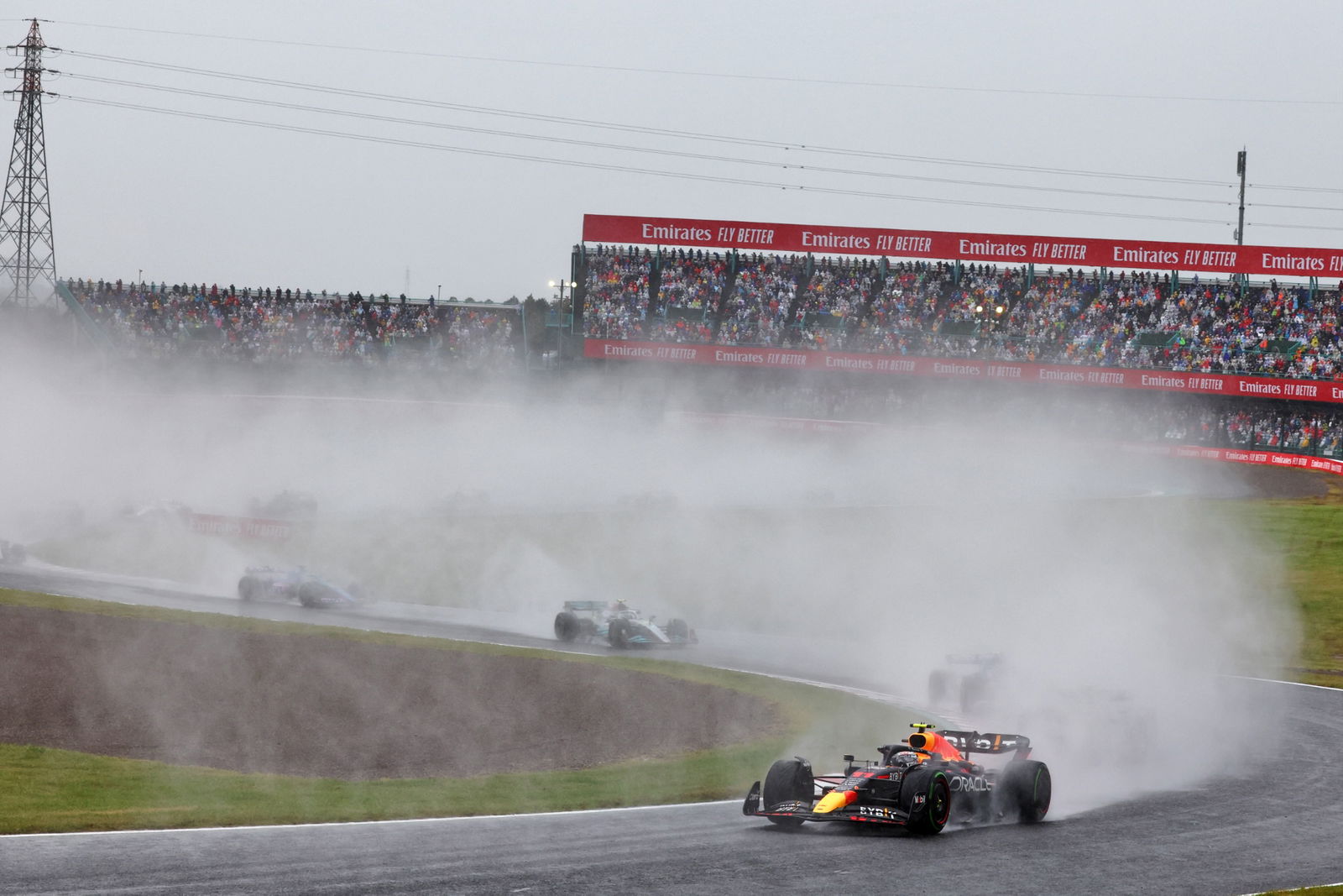 Sergio Perez (MEX) Red Bull Racing RB18 at the start of the race. Formula 1 World Championship, Rd 18, Japanese Grand