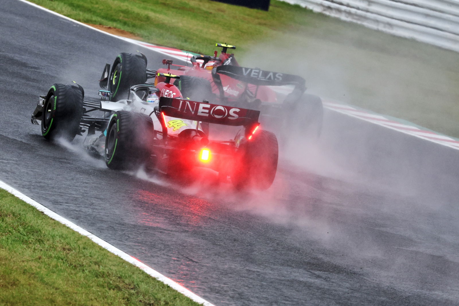 Lewis Hamilton (GBR) ) Mercedes AMG F1 W13 dan Carlos Sainz Jr (ESP) Ferrari F1-75. Kejuaraan Dunia Formula 1, Rd 18,