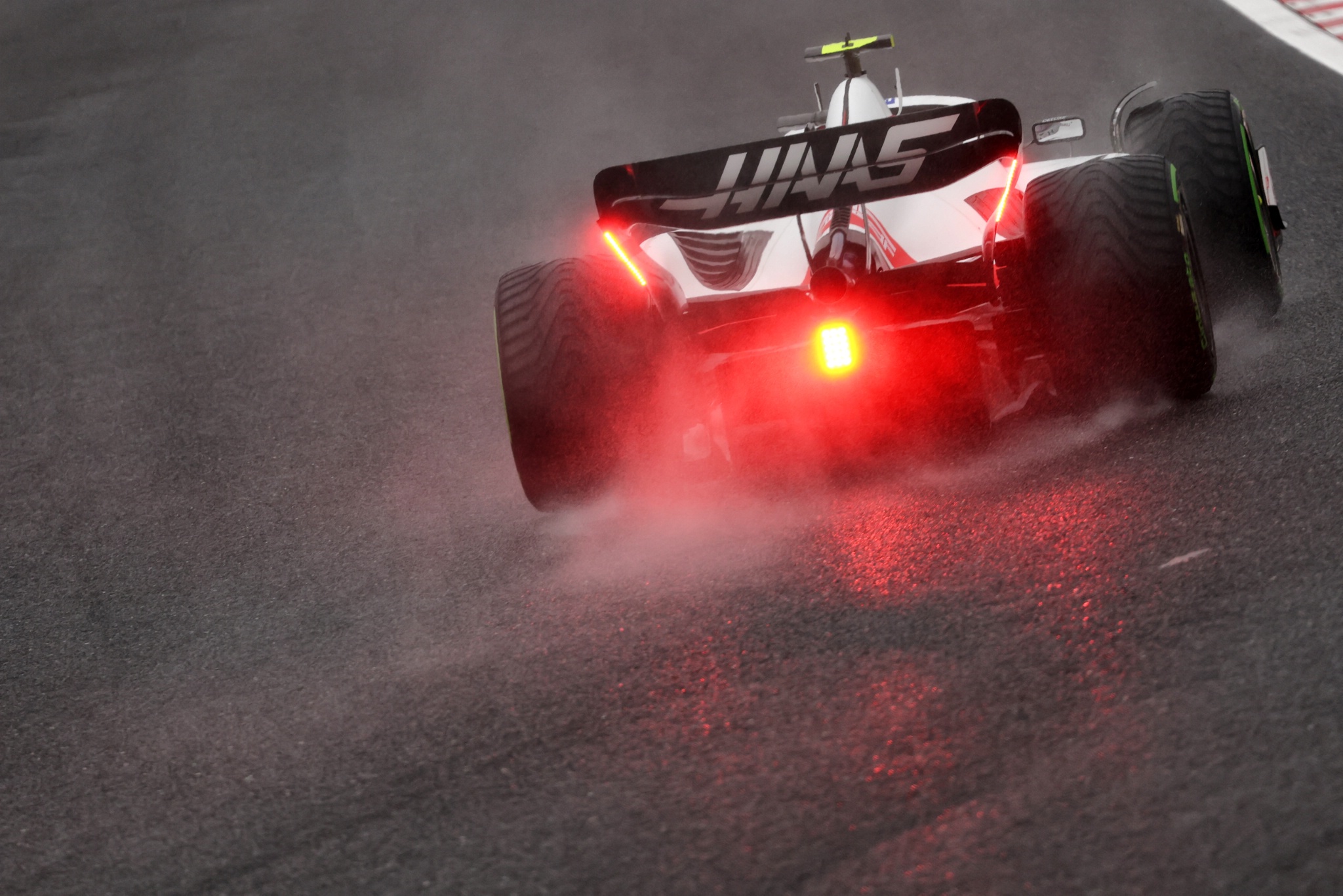 Mick Schumacher (GER ) Haas VF-22. Kejuaraan Dunia Formula 1, Rd 18, Grand Prix Jepang, Suzuka, Jepang, Race Day. -