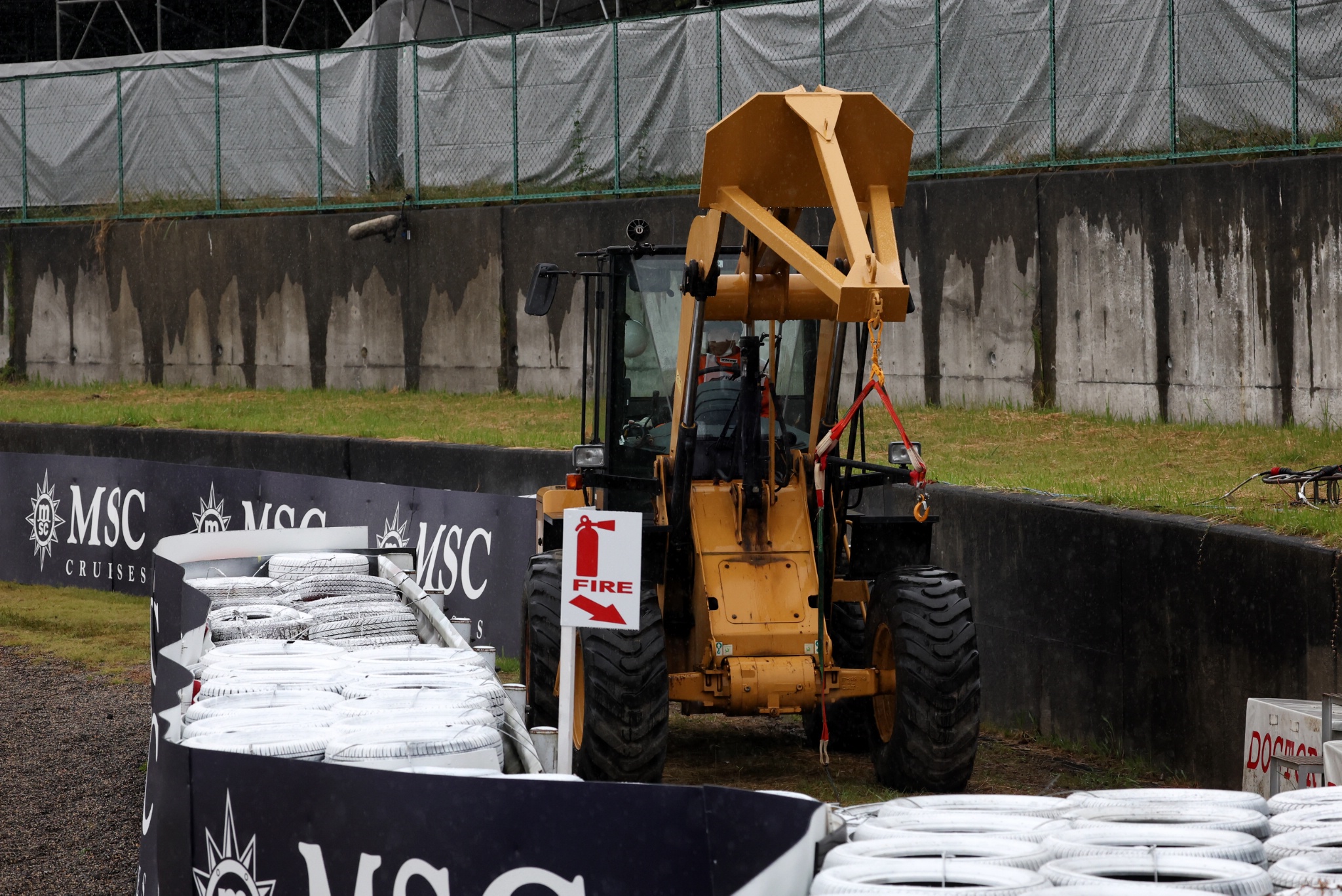 Suasana sirkuit - a sirkuit traktor. Kejuaraan Dunia Formula 1, Rd 18, Grand Prix Jepang, Suzuka, Japan, Race