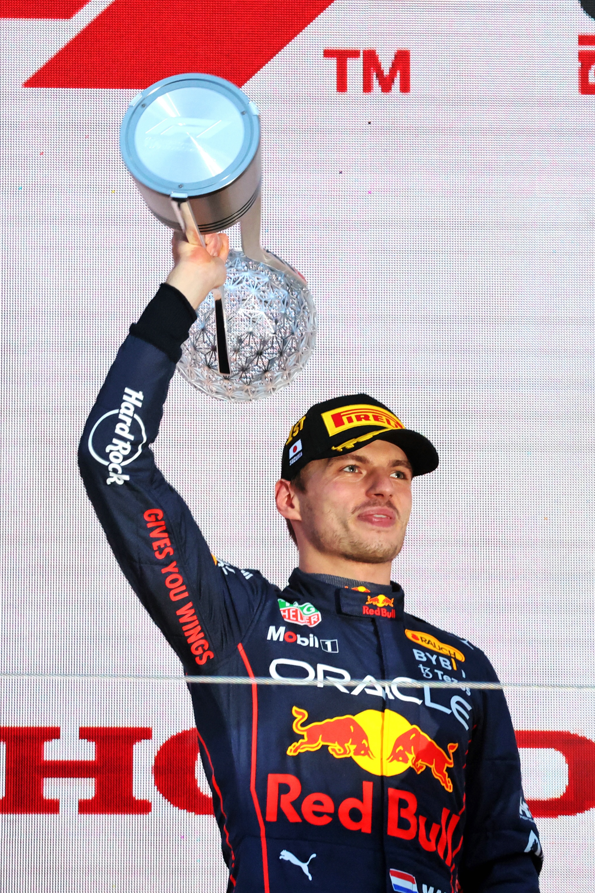 Pemenang balapan Max Verstappen (NLD) Red Bull Racing merayakannya di podium. Kejuaraan Dunia Formula 1, Rd 18, Jepang