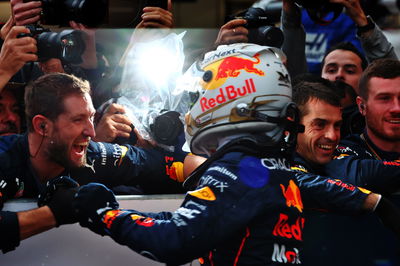 Pemenang lomba Max Verstappen (NLD) Red Bull Racing merayakan dengan tim di parc ferme. Kejuaraan Dunia Formula 1, Rd