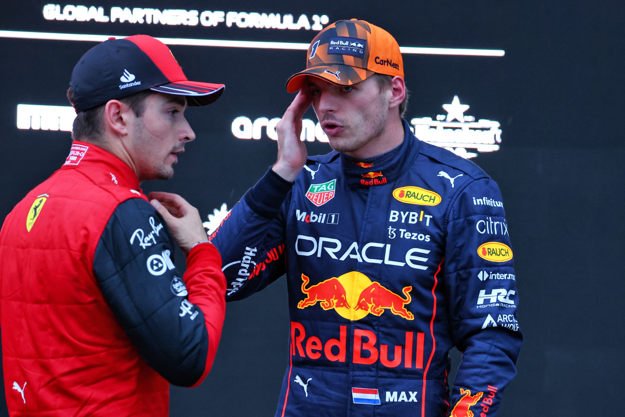 (L ke R ): Charles Leclerc (MON) Ferrari dengan pemenang balapan Max Verstappen (NLD) Red Bull Racing di parc ferme. Formula 1