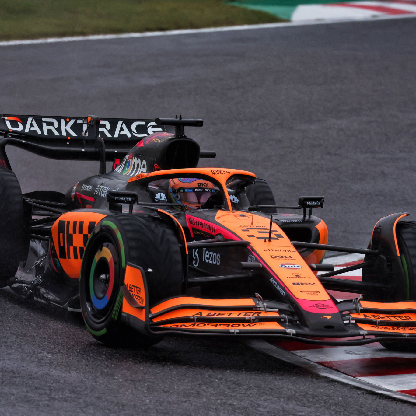 Daniel Ricciardo (AUS) McLaren MCL36. Formula 1 World Championship, Rd 18, Japanese Grand Prix, Suzuka, Japan, Race Day.
