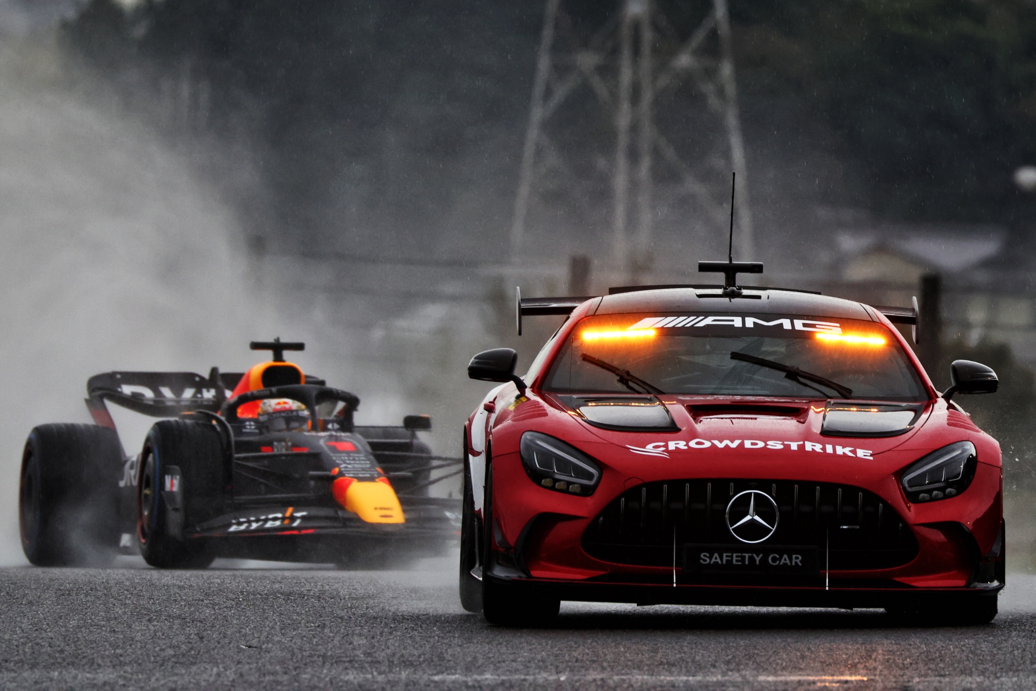 Max Verstappen (NLD ) Red Bull Racing RB18 memimpin di belakang Mercedes AMG FIA Safety Car. Formula 1 World Championship, Rd