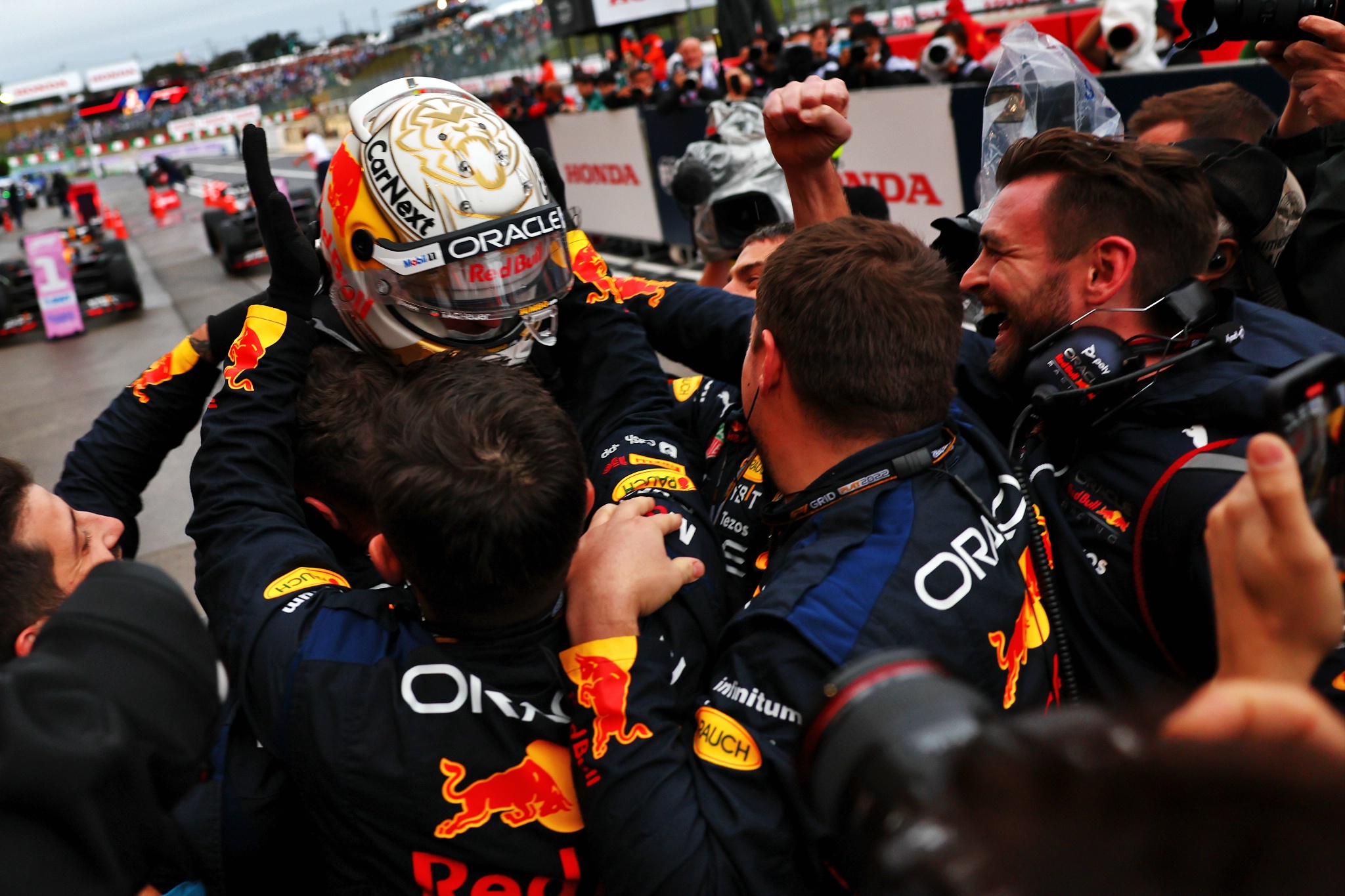 Race winner Max Verstappen (NLD) Red Bull Racing celebrates with the team. Formula 1 World Championship, Rd 18, Japanese
