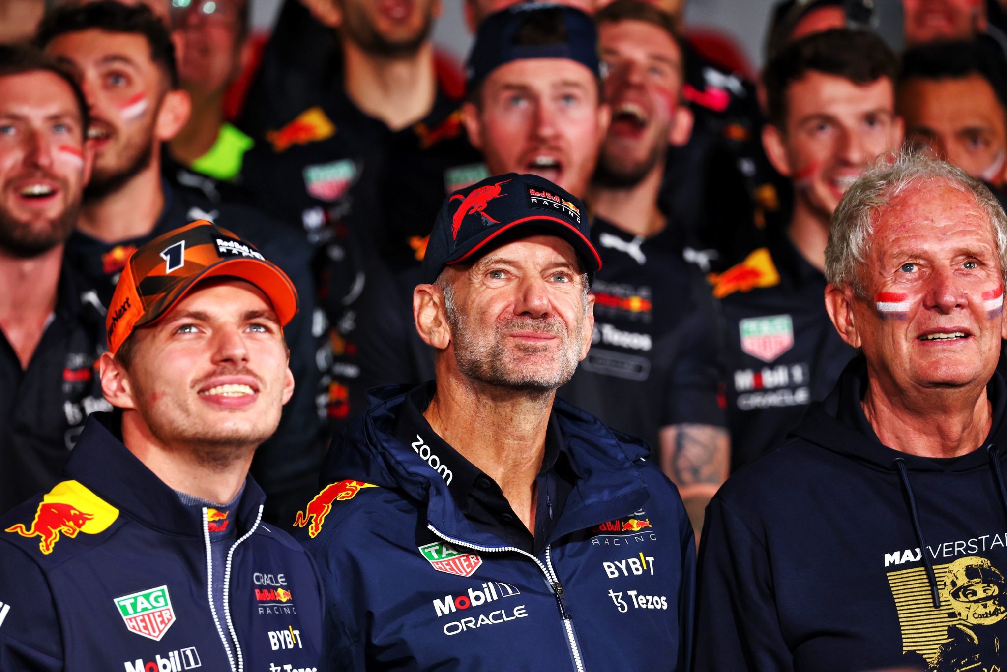 (L ke R ): Pemenang balapan Max Verstappen (NLD) Red Bull Racing merayakan kemenangannya di Kejuaraan Dunia bersama Adrian Newey (GBR)