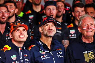 (L to R): Race winner Max Verstappen (NLD) Red Bull Racing celebrates winning the World Championship with Adrian Newey (GBR)