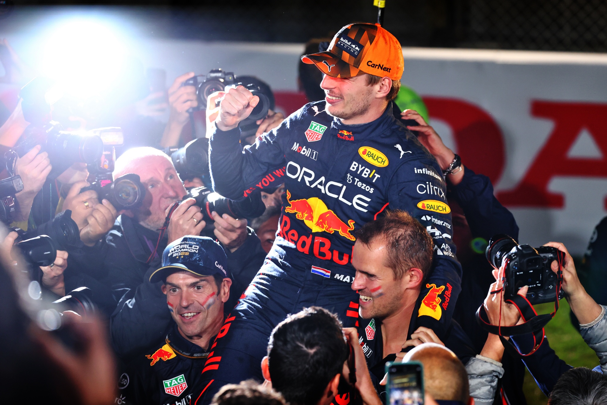 Pemenang lomba Max Verstappen (NLD) Red Bull Racing merayakan kemenangan Kejuaraan Dunia bersama tim. Formula 1 World